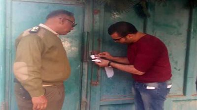 غلق مصنعين لمخالفتهما الشروط البيئية بالخانكة (صور)