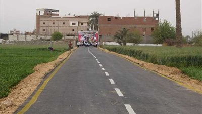 رصف 1550 كيلو متر ببنى سويف وحارة للنقل الثقيل على الصحراوى الشرقى