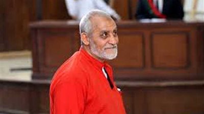 تأجيل محاكمة بديع و738 آخرين في 