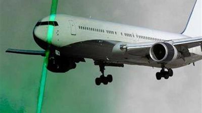 الموافقة على حظر توجيه الأضواء وأشعة الليزر تجاه الطائرات