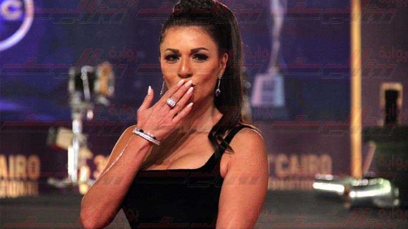 قبلات الفنانات للمصورين..