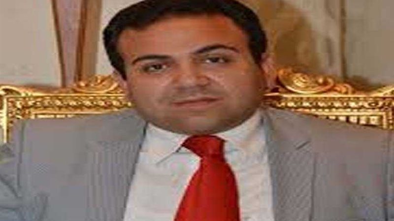 بعد توقيعه على استمارة