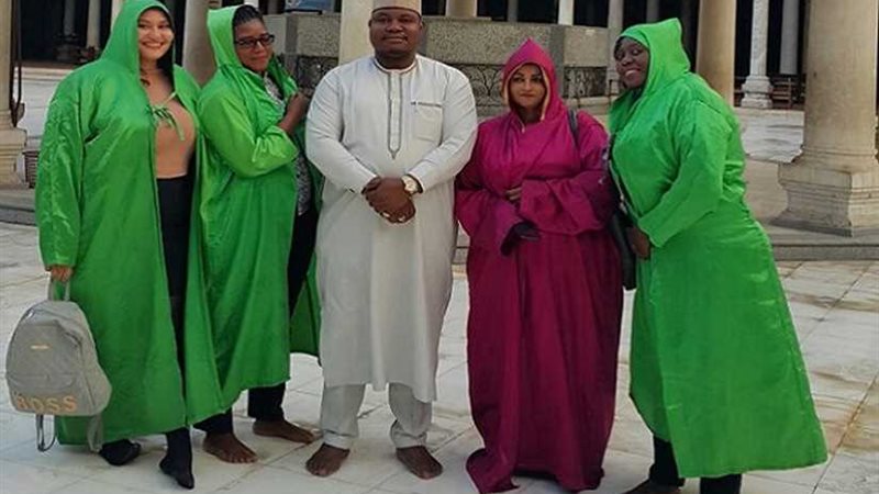 الأفارقة يؤدون الصلوات