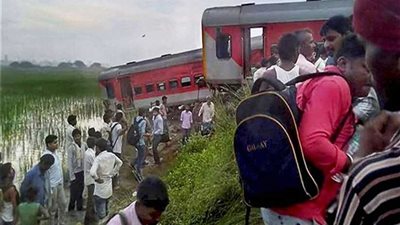 مقتل وإصابة 13 شخصًا لخروج قطار عن القضبان بالهند