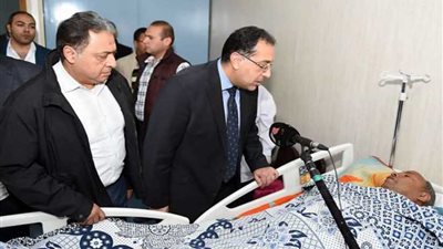 مصطفى مدبولي يزور المصابين بمعهد ناصر