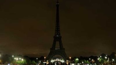 برج إيفل يطفئ أنواره حدادا على شهداء مصر