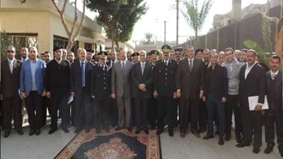 بالصور مدير الإدارة العامة لشرطة النقل والمواصلات يكرم المتميزين