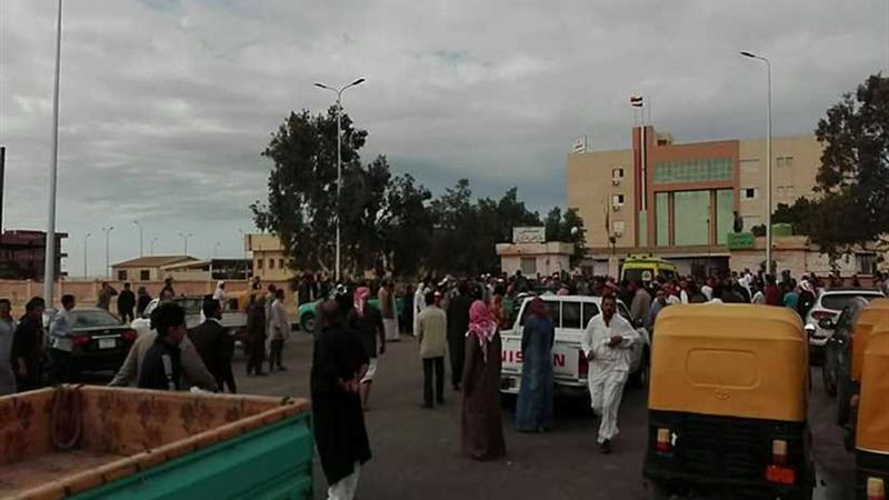 تزاحم المواطنين أمام