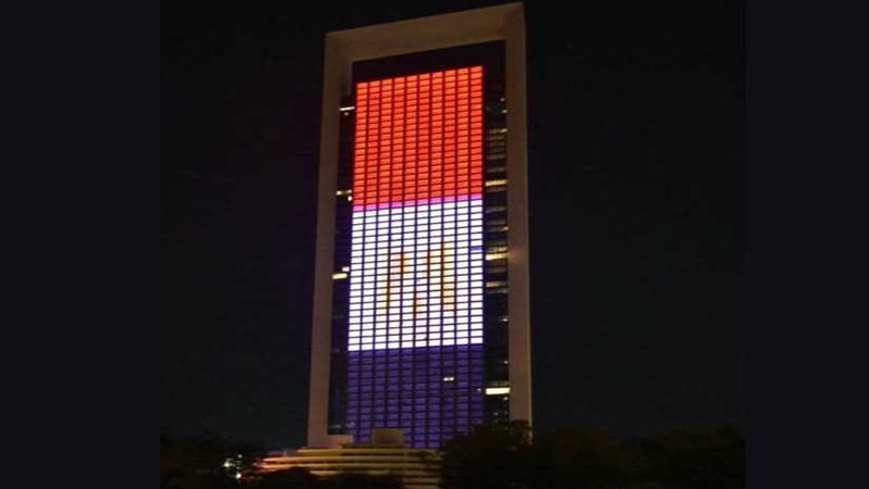 أبوظبي تضيء معالمها