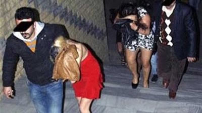 القواد الإلكتروني .. مهنة جديدة للهروب من قبضة الشرطة