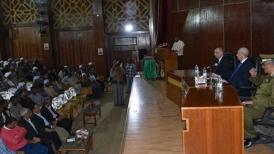 محافظ أسوان يجتمع مع مزارعي 