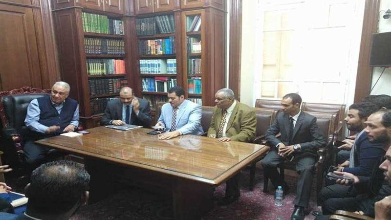 عاشور يلتقي محامين