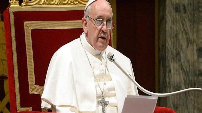 بابا الفاتيكان يبدأ