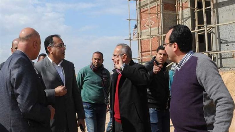 وزير الإسكان يستعرض