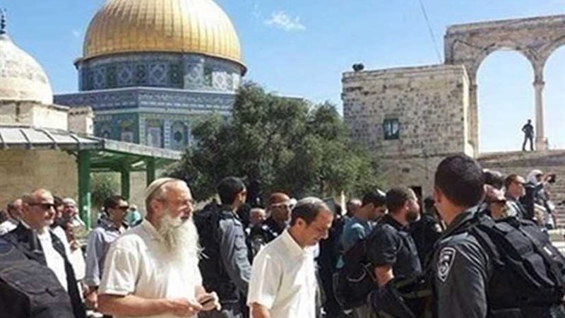 57 مستوطنا يقتحمون