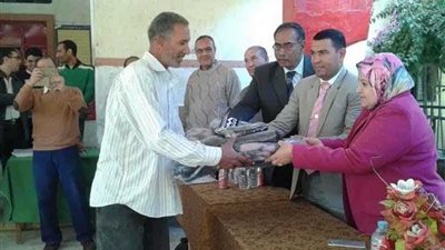 المهندسة سلوى زكي تكرِّم عمال مدرسة الدلنجات‎