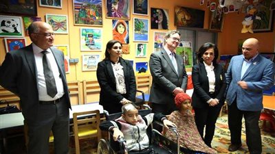 بالصور.. وفد البرلمان البريطاني يزور مستشفى سرطان الأطفال