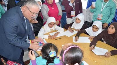 محافظ المنيا يتفقد أعمال الورش الحرفية والتراثية