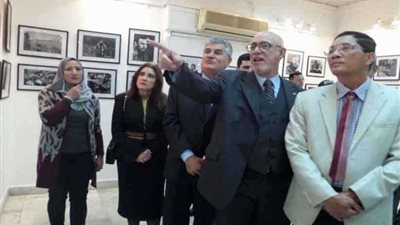 بالصور.. عبد الحكيم عبد الناصر يفتتح معرض 
