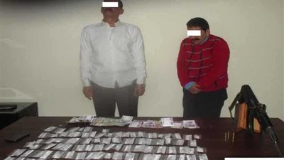 ضبط عاطلين بسلاح آلي ومخدرات