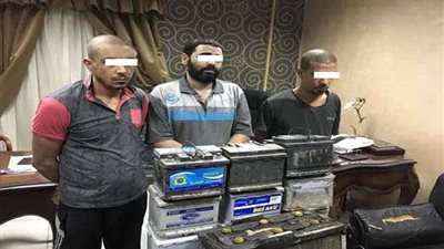 سقوط عصابة تستخدم الضغط على «الكبوت» لسرقة «بطاريات» السيارات