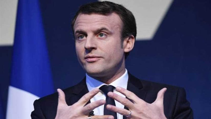 ماكرون يطالب قطر