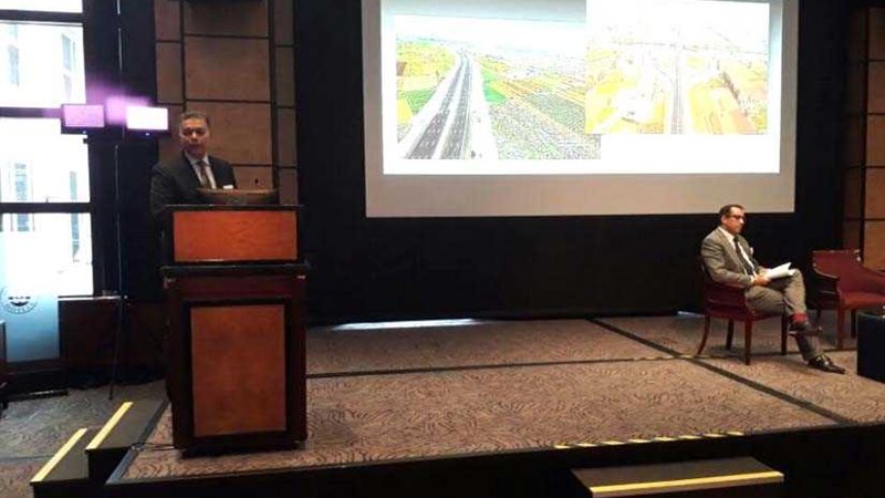 وزير النقل يستعرض