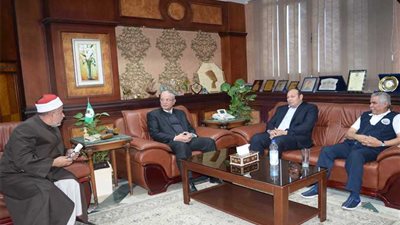 محافظ المنيا يبحث مع وفد هيئة الإغاثة العالمية إقامة مركز تجمع حضاري