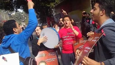 هتافات مستمرة داخل وخارج الأهلي لدعم الخطيب