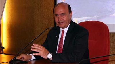 مميش يبحث مع البنك الأوروبي تمويل مشروعات بمحور قناة السويس