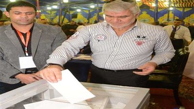 إكرامي يدلي بصوته في انتخابات الأهلي