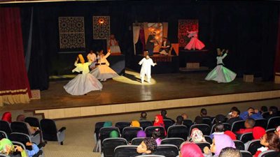 الجمهور يحتفي بأبطال عرض 