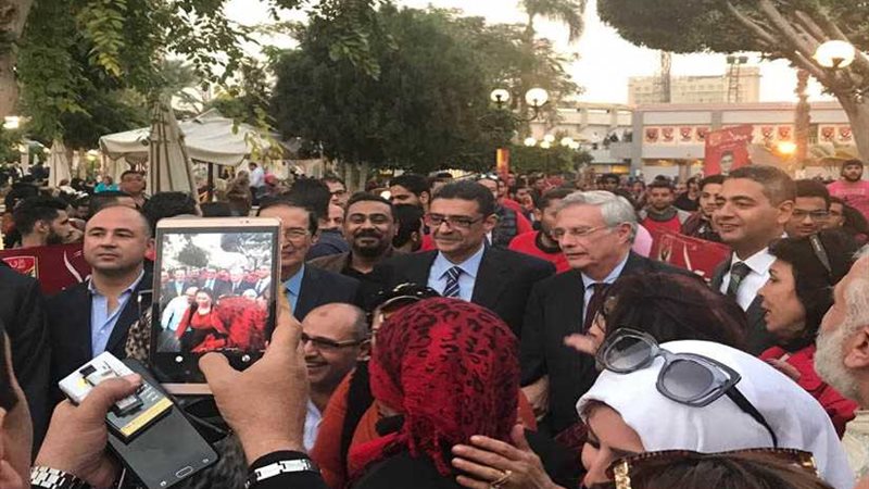 طاهر يعقد جولة بمقر