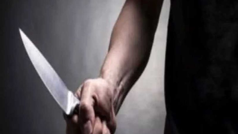 عاطل يطعن طالبا بسكين