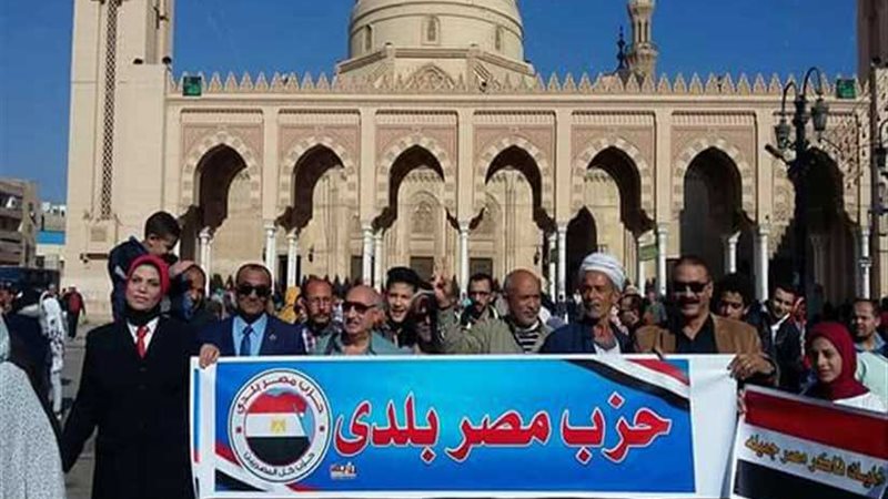 العشرات يشاركون فى