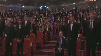 محمود حميدة يرفض الوقوف لحظة تحية شادية بمهرجان القاهرة (فيديو)