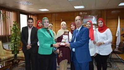 مركز اللغة الفرنسية يهدي رئيس جامعة أسيوط كتيبًا وثائقيًا بالفرنسية