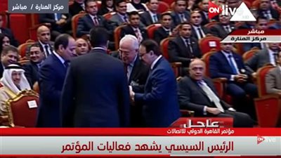 وزير الاتصالات يهدي السيسي أول تليفون محمول صنع في مصر (فيديو)