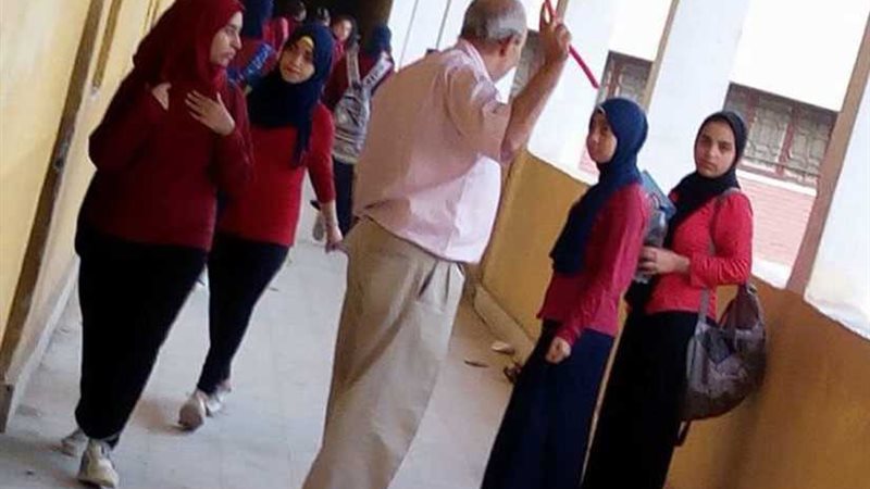 مدرس يصفع طالبة بمدرسة