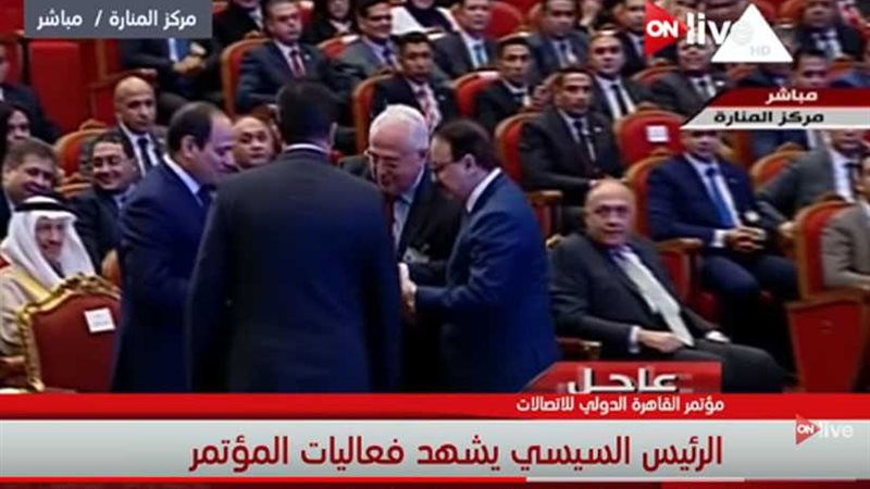 وزير الاتصالات يهدي