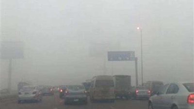 بالفيديو| تعرف على الحالة المرورية والطرق المغلقة بسبب الشبورة الكثيفة