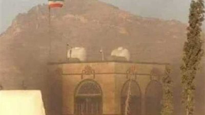 بالفيديو.. الدخان يتصاعد من السفارة الإيرانية في صنعاء