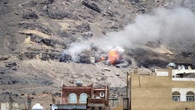 صنعاء.. اشتباكات عنيفة والحوثيون يقصفون الأحياء السكنية بالدبابات