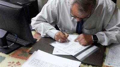 رئيس هيئة الاسعاف المصرية يوقع على استمارة 