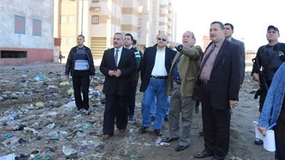 المجاري والقمامة تستقبل محافظ دمياط أثناء جولة بقرية شطا (صور)
