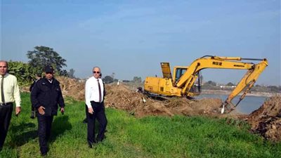 محافظ القليوبية يقود حملة إزالة على النيل بالقناطر 