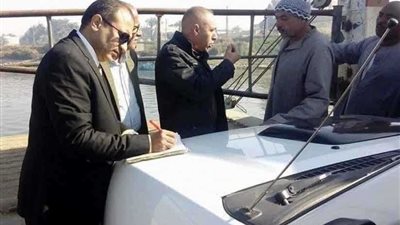 رئيس مركز أبو قرقاص بالمنيا يتفقد معدية نيلية ويجازي اثنين للغياب