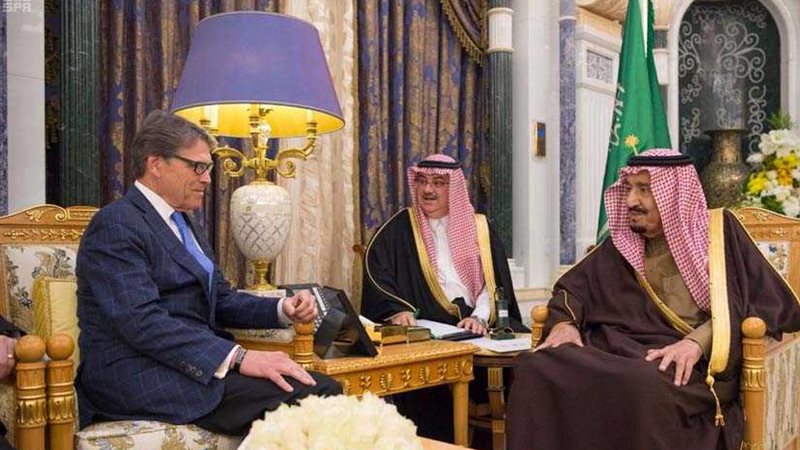 العاهل السعودي يبحث