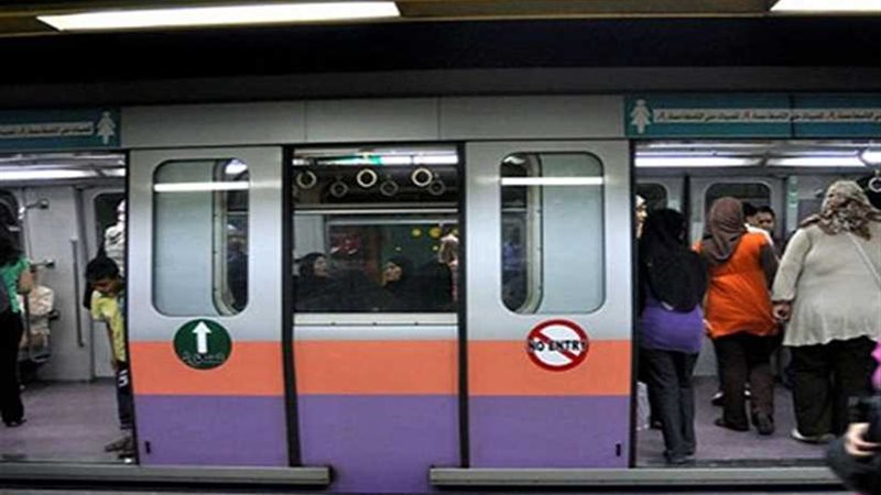 الركاب يقومون بتكسير