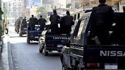 عامل يسرق قرطا ذهبيا من عجوز بالقوة